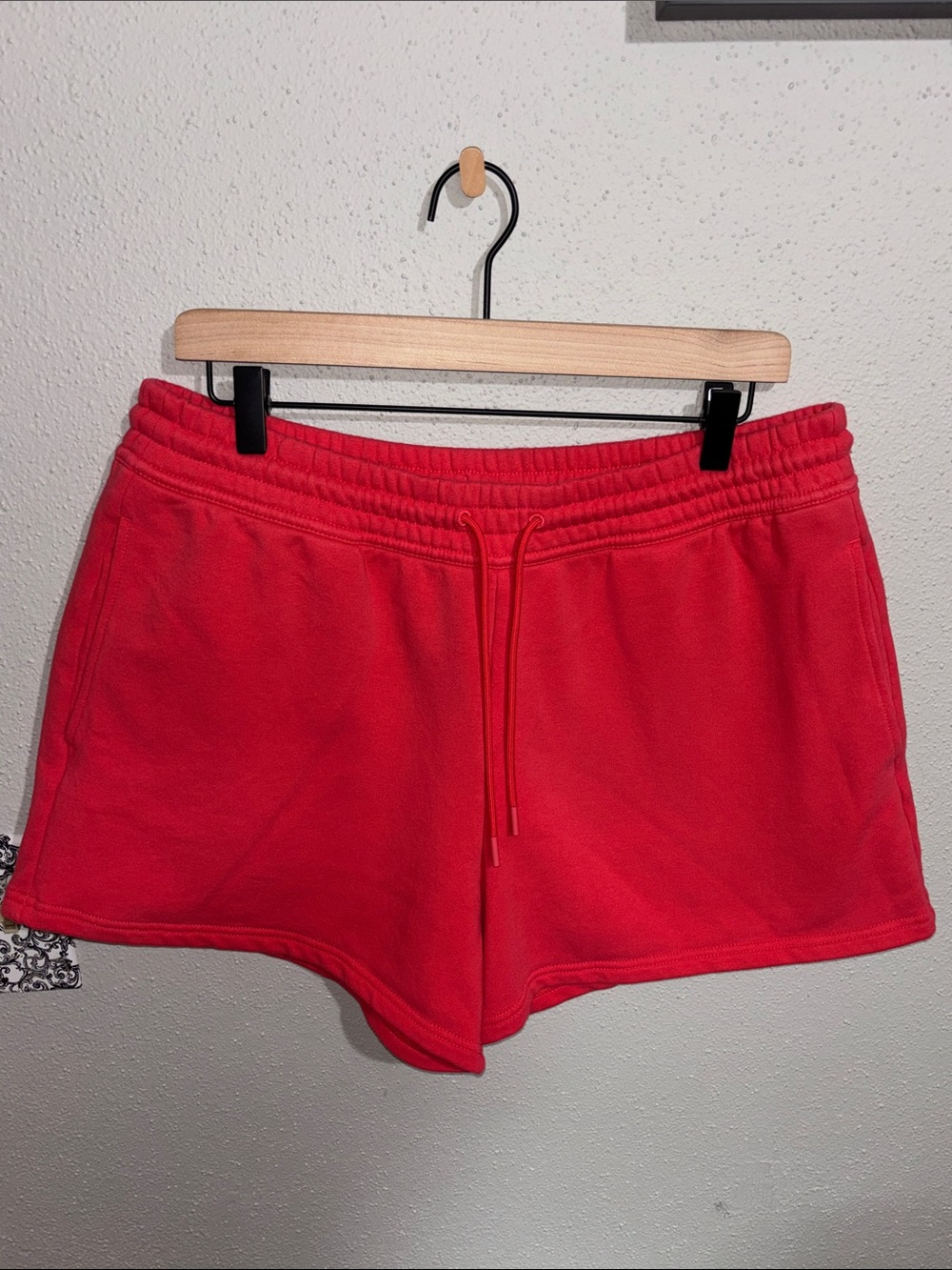 Athleta - women’s Mid Rise Sportie Short (size Large)